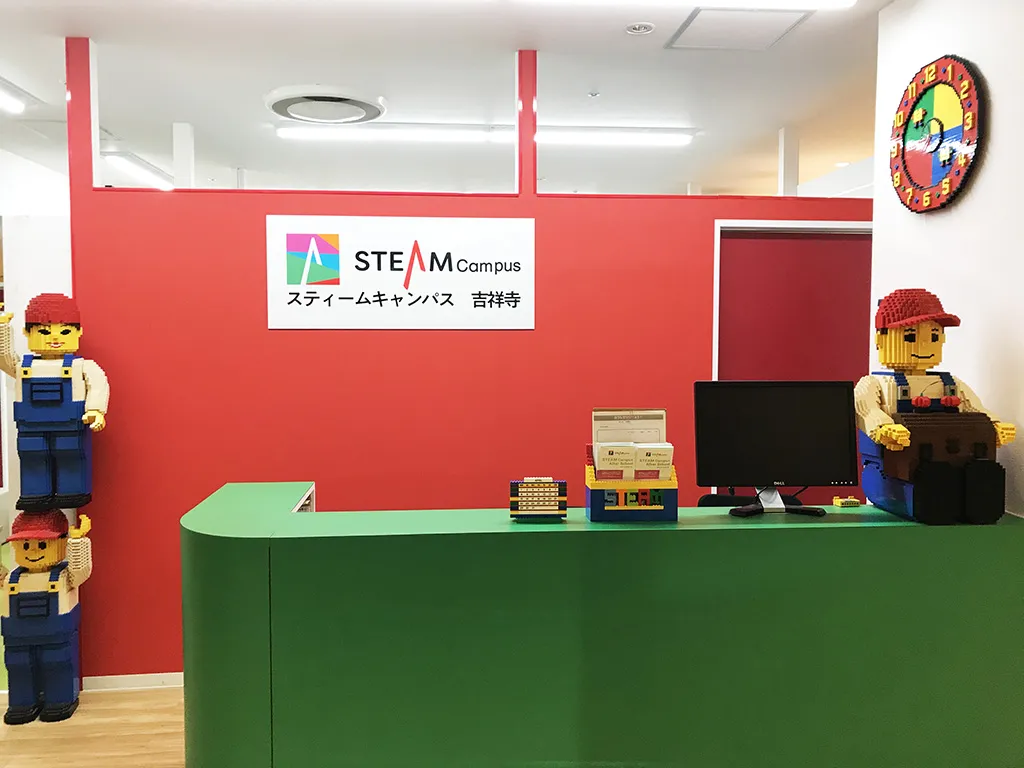 スティームキャンパス吉祥寺の教室。レゴ® エデュケーションを使った学びの様子
