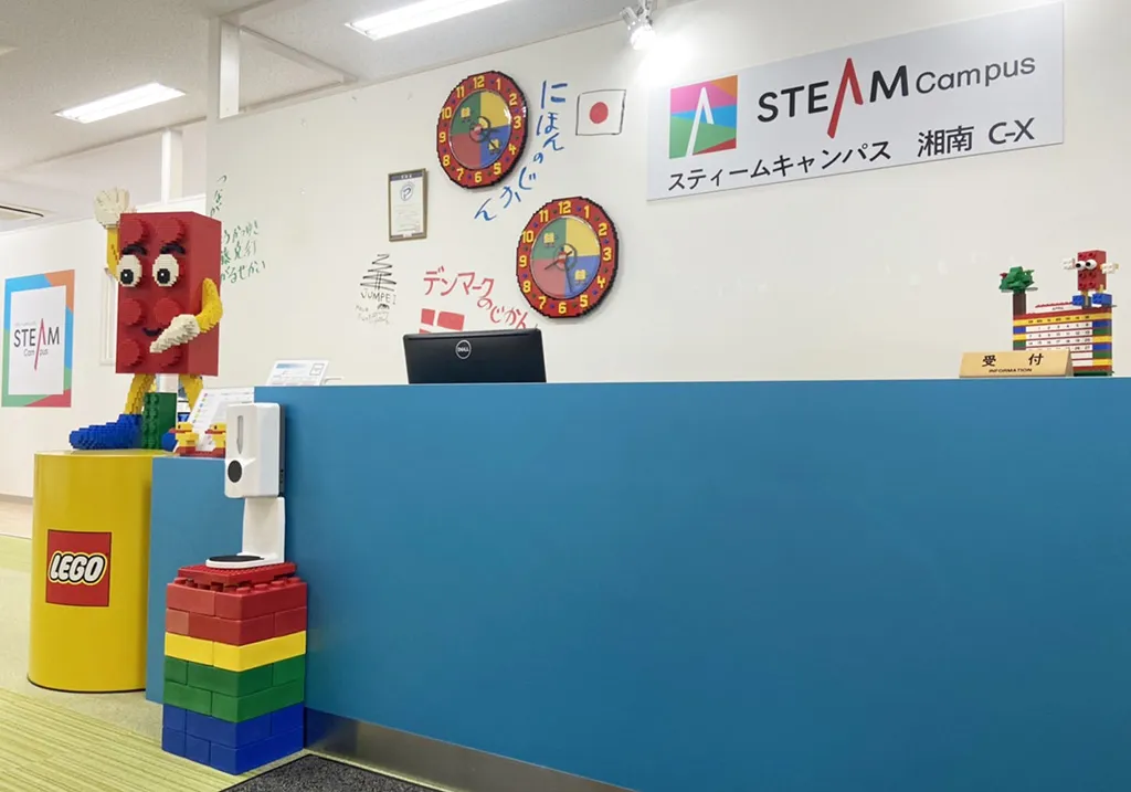 スティームキャンパス湘南C-Xの教室。レゴ® エデュケーションを使った学びの様子