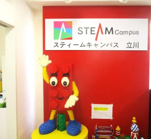 スティームキャンパス立川の教室。レゴ® エデュケーションを使った学びの様子