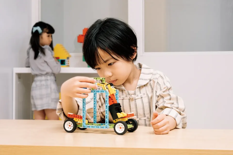レゴブロックを使って学ぶ子ども